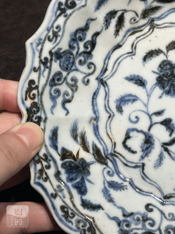 明宣德 青花折枝月季花瑞果纹菱花盘 - 图8